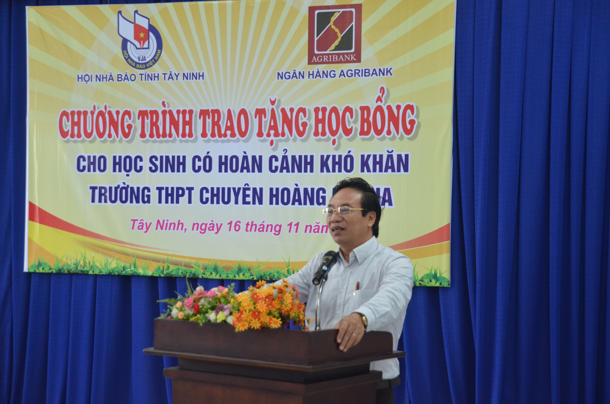 hoi nha bao tay ninh trao hoc bong cho hoc sinh co hoan canhkho khan o ben cau va trang bang hinh 1